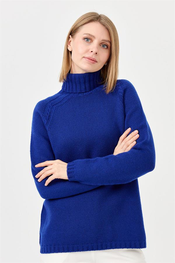 Женская шерстяная водолазка с вязкой косичка на плечах синяя