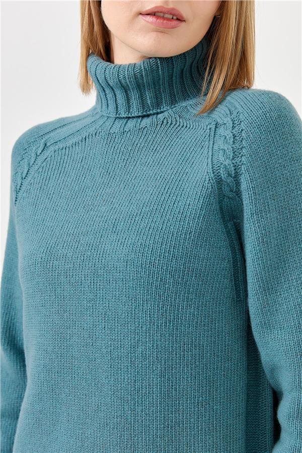 Женская шерстяная водолазка с вязкой косичка на рукаве M.ЗЕЛЕНЫЙ