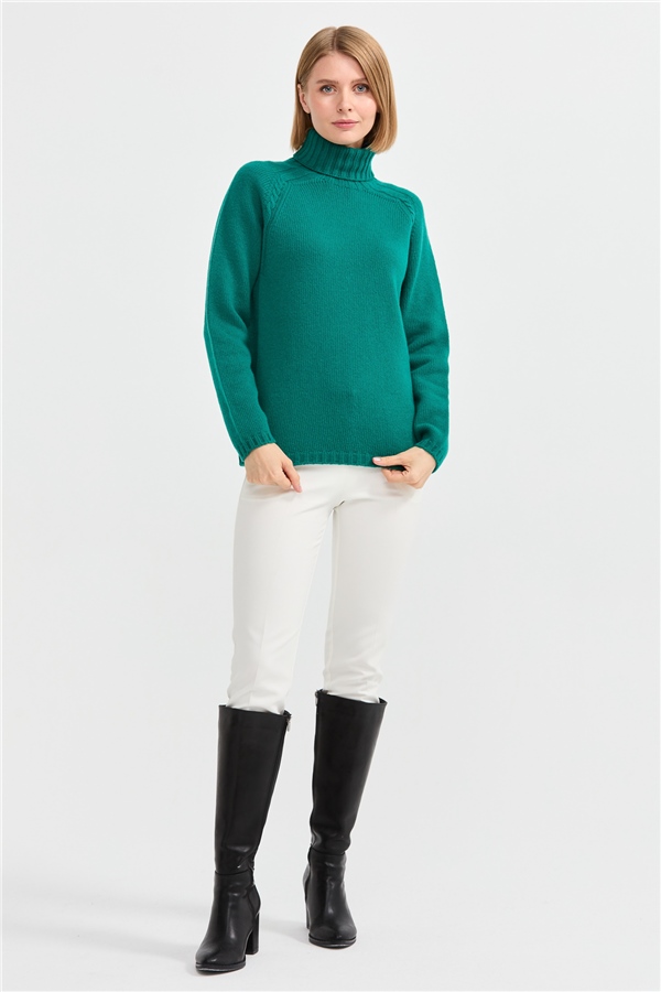 Женская шерстяная водолазка с вязкой косичка на рукаве зелёная 