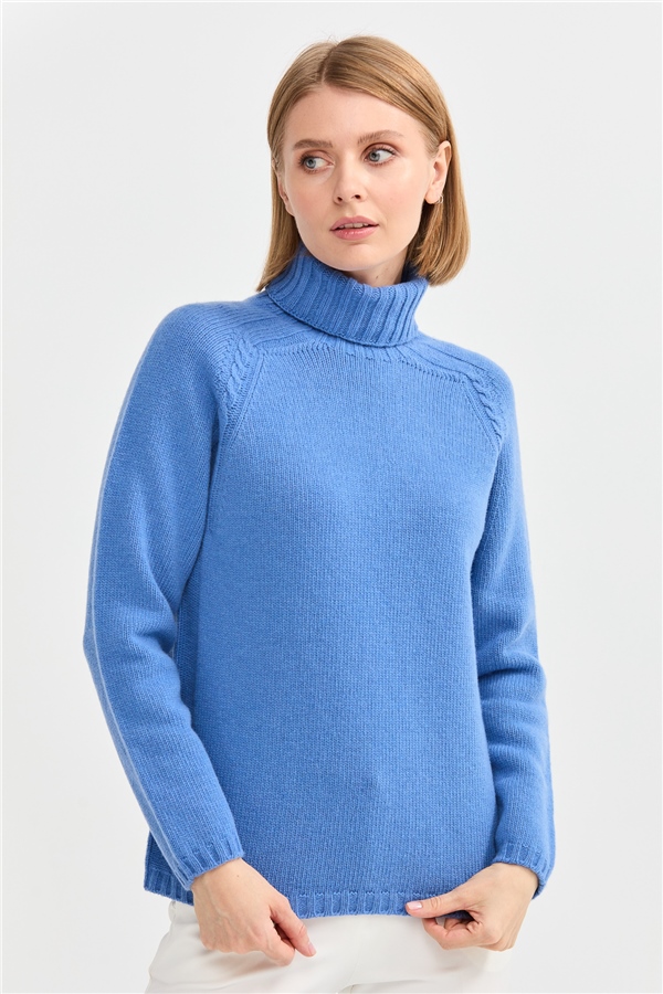 Женская шерстяная водолазка с вязкой косичка на плечах голубая