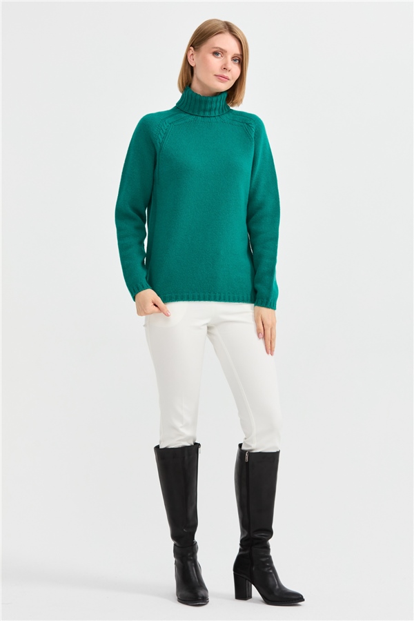 Женская шерстяная водолазка с вязкой косичка на рукаве зелёная 