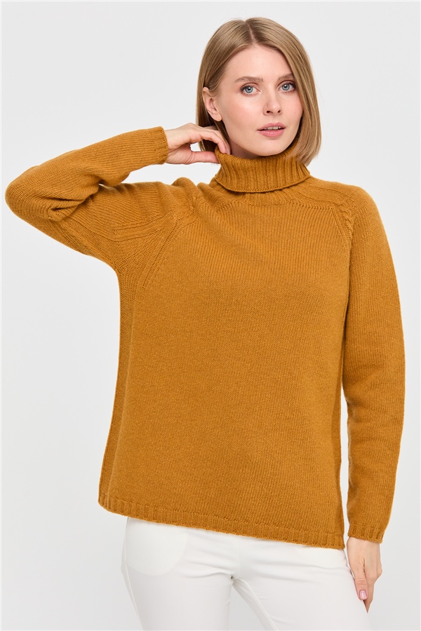 Женская шерстяная водолазка с вязкой косичка на рукаве горчичная 