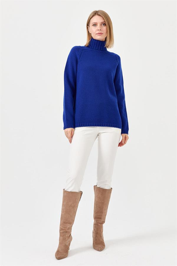 Женская шерстяная водолазка с вязкой косичка на плечах синяя