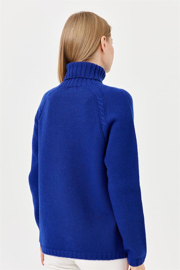Женская шерстяная водолазка с вязкой косичка на плечах синяя