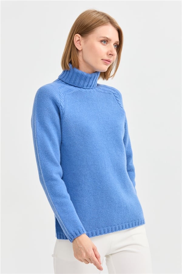Женская шерстяная водолазка с вязкой косичка на плечах голубая