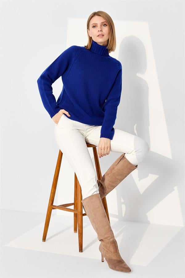 Женская шерстяная водолазка с вязкой косичка на плечах синяя