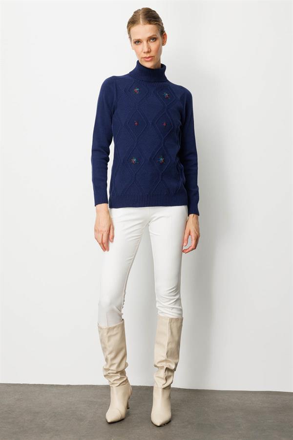 Kadın Tam Balıkçı Yaka Önü Baklava İşlemeli Kazak Lacivert