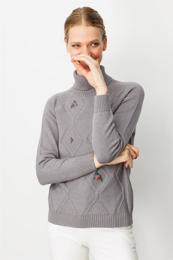 Kadın Tam Balıkçı Yaka Önü Baklava İşlemeli Kazak Füme