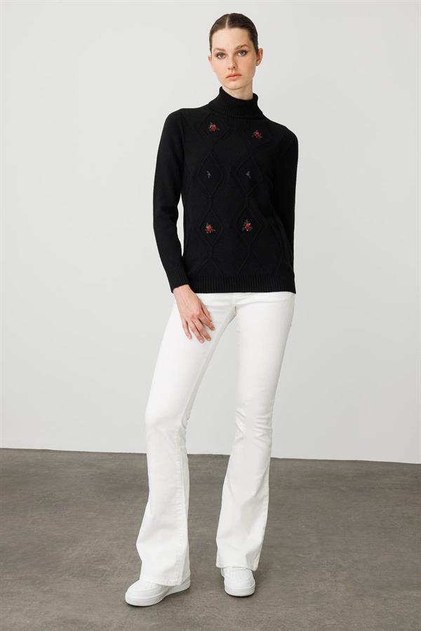 Kadın Tam Balıkçı Yaka Önü Baklava İşlemeli Kazak Siyah