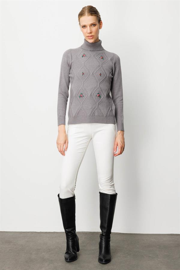 Kadın Tam Balıkçı Yaka Önü Baklava İşlemeli Kazak Füme