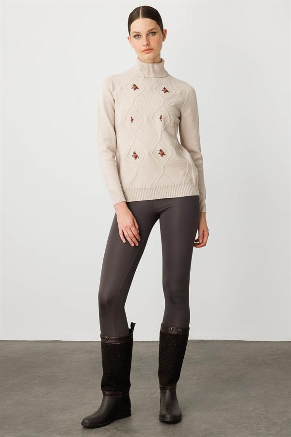 Kadın Tam Balıkçı Yaka Önü Baklava İşlemeli Kazak Bej