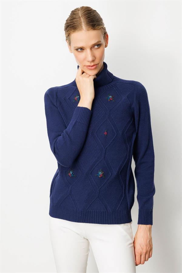 Kadın Tam Balıkçı Yaka Önü Baklava İşlemeli Kazak Lacivert