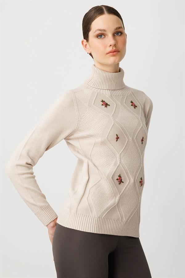 Kadın Tam Balıkçı Yaka Önü Baklava İşlemeli Kazak Bej