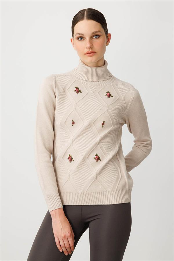 Kadın Tam Balıkçı Yaka Önü Baklava İşlemeli Kazak Bej