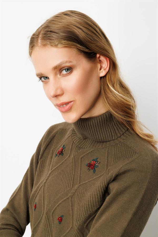 Kadın Tam Balıkçı Yaka Önü Baklava İşlemeli Kazak Haki