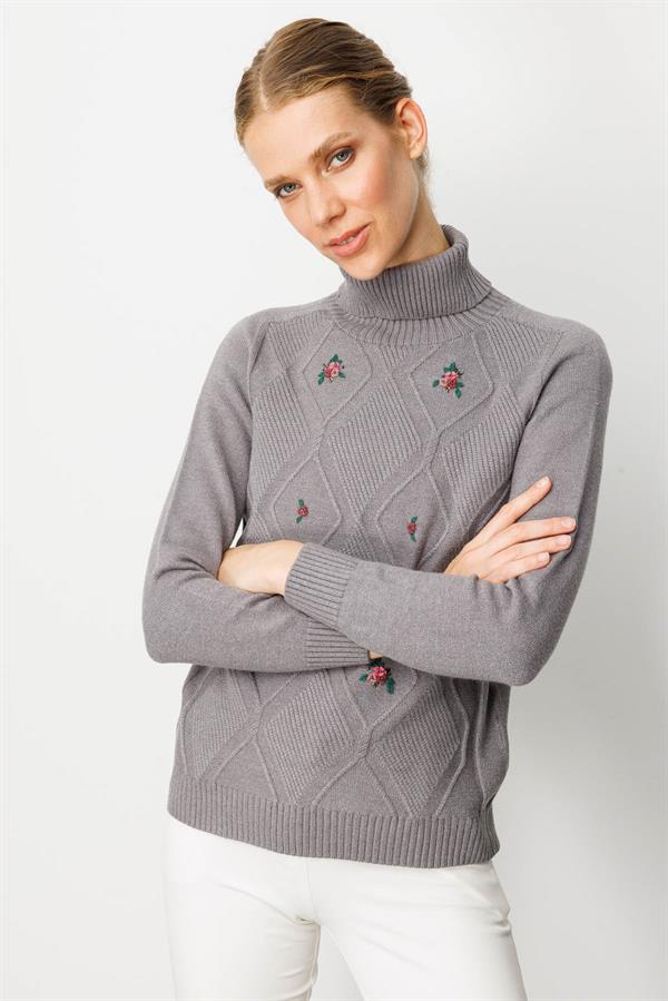 Kadın Tam Balıkçı Yaka Önü Baklava İşlemeli Kazak Füme