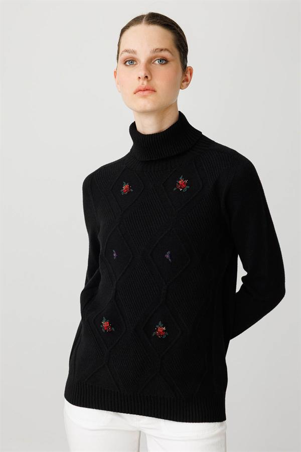 Kadın Tam Balıkçı Yaka Önü Baklava İşlemeli Kazak Siyah