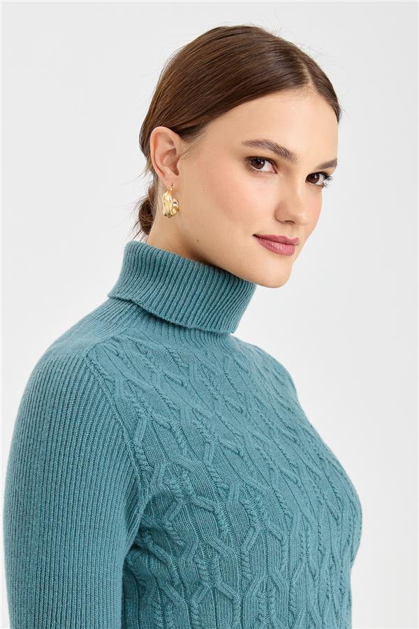 Женский свободный шерстяной свитер с высоким воротником спереди