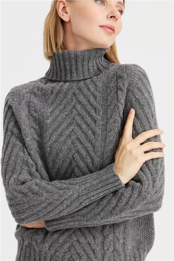 Женский плетеный шерстяной свитер с высоким воротником и длинными волосами