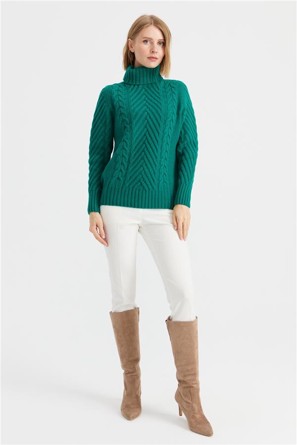 Женский плетеный шерстяной свитер с высоким воротником и длинными волосами