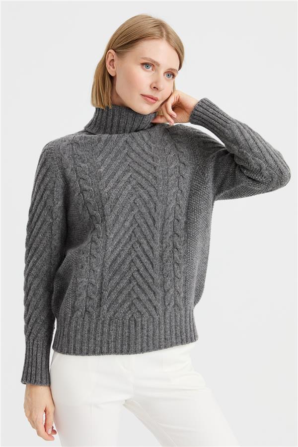 Женский плетеный шерстяной свитер с высоким воротником и длинными волосами
