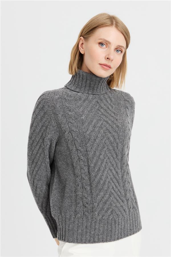Женский плетеный шерстяной свитер с высоким воротником и длинными волосами