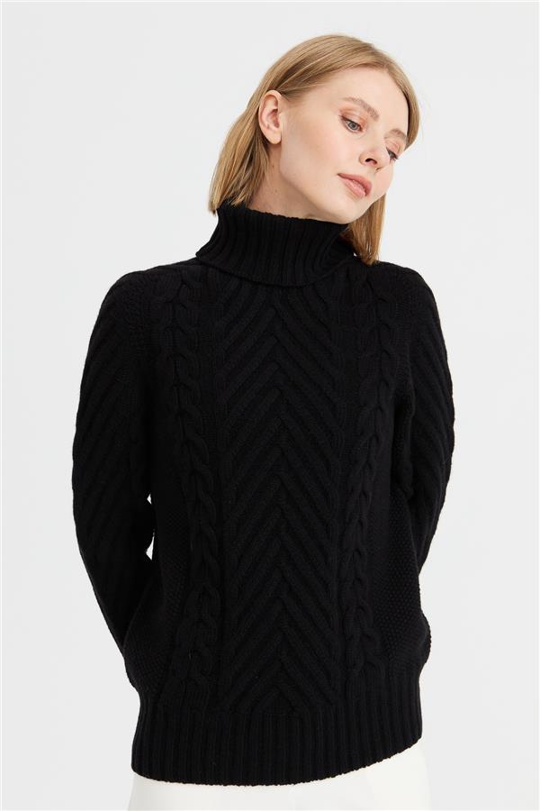 Женский плетеный шерстяной свитер с высоким воротником и длинными волосами