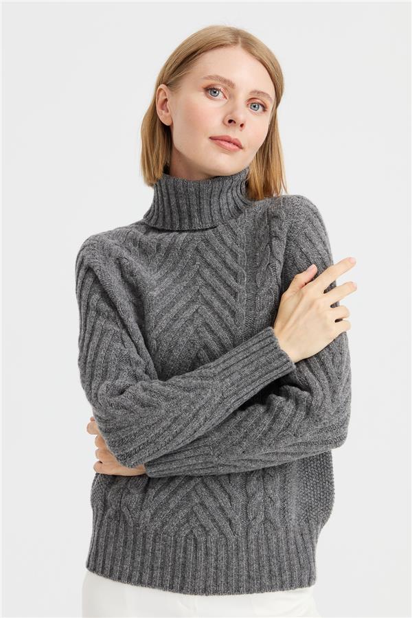 Женский плетеный шерстяной свитер с высоким воротником и длинными волосами
