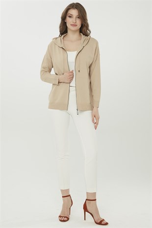 Женский удлиненный трикотажный летний кардиган с капюшоном бежевого цвета