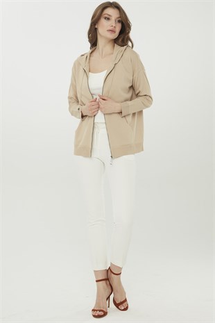 Женский удлиненный трикотажный летний кардиган с капюшоном бежевого цвета