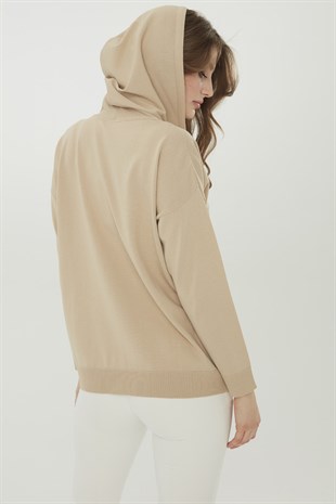 Женский удлиненный трикотажный летний кардиган с капюшоном бежевого цвета