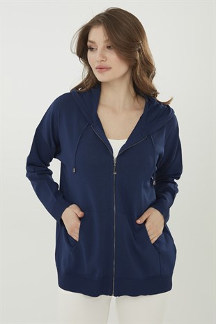 Женский удлиненный трикотажный летний кардиган с капюшоном темно синего цвета