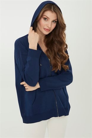 Женский удлиненный трикотажный летний кардиган с капюшоном темно синего цвета