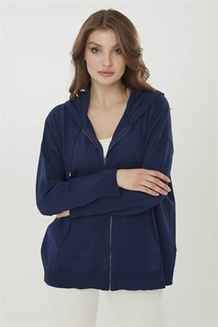 Женский удлиненный трикотажный летний кардиган с капюшоном темно синего цвета