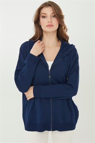 Женский удлиненный трикотажный летний кардиган с капюшоном темно синего цвета