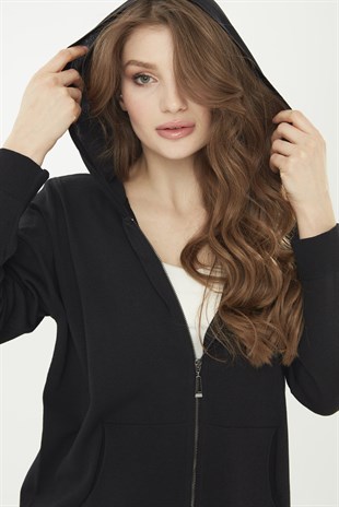 Женский удлиненный трикотажный летний кардиган с капюшоном черного цвета