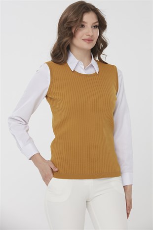 Женская трикотажная блуза без рукавов горчичного цвета