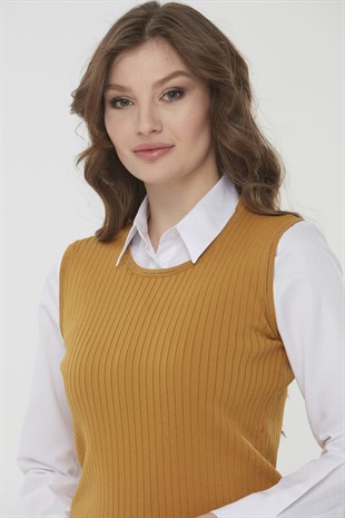 Женская трикотажная блуза без рукавов горчичного цвета