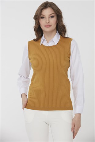 Женская трикотажная блуза без рукавов горчичного цвета