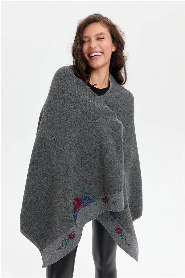 Kadın Üç Çiçekli Nakış İşlemeli Yün Şal Füme