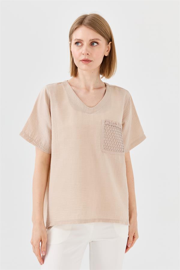 Женская льняная футболка с V образным вырезом и сеткой на кармане бежевая