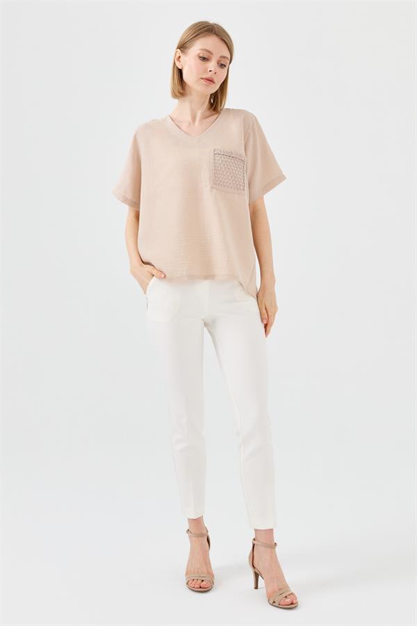 Женская льняная футболка с V образным вырезом и сеткой на кармане бежевая