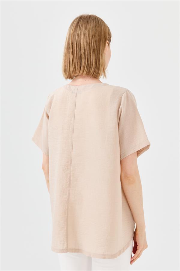 Женская льняная футболка с V образным вырезом и сеткой на кармане бежевая
