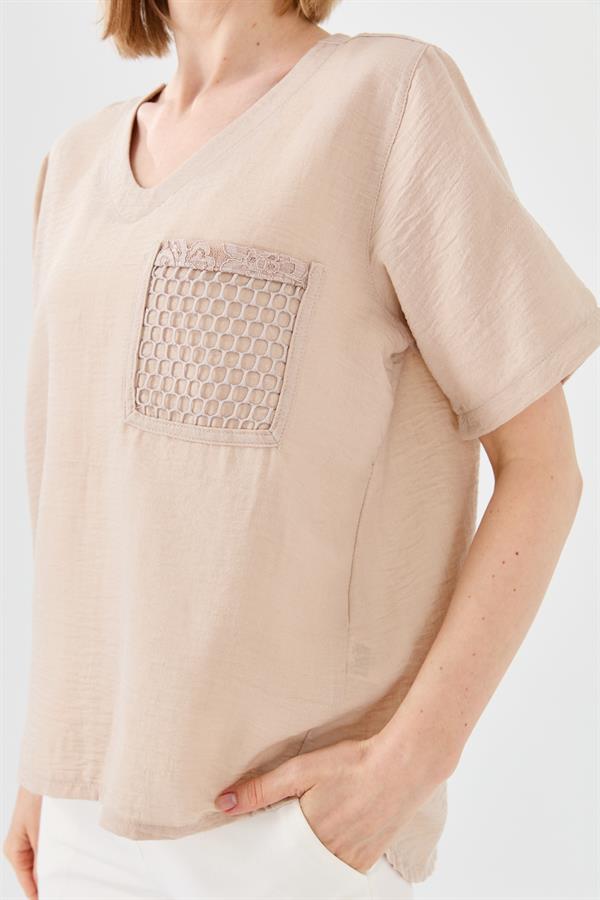 Женская льняная футболка с V образным вырезом и сеткой на кармане бежевая
