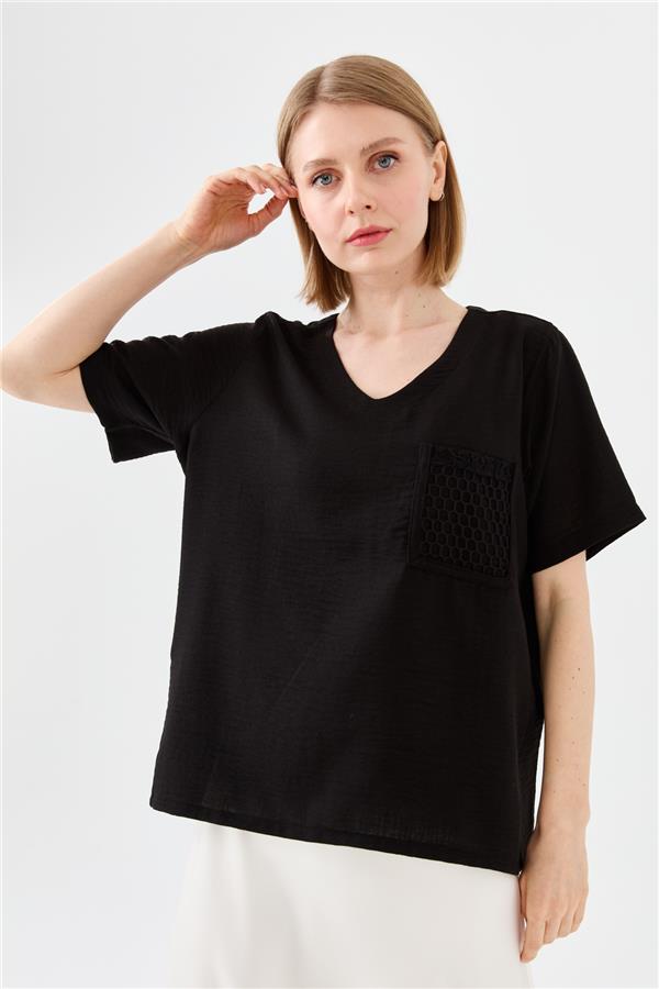 Женская льняная футболка с V образным вырезом и сеткой на кармане черная