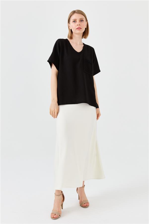 Женская льняная футболка с V образным вырезом и сеткой на кармане черная