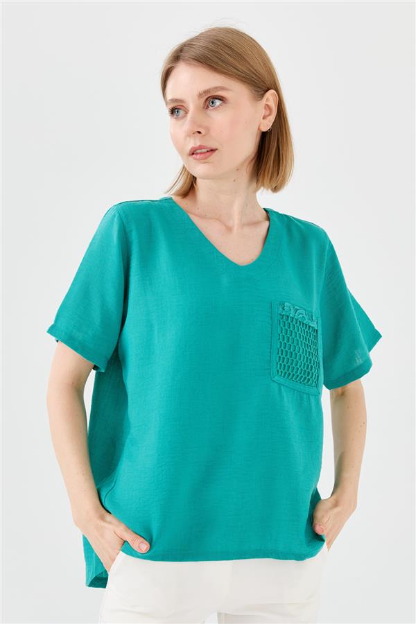 Женская льняная футболка с V образным вырезом и сеткой на кармане зеленая