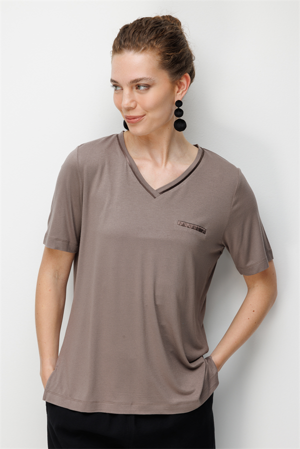 Kadın V Yaka Cebi Saten Şeritli Penye T-shirt Vizon