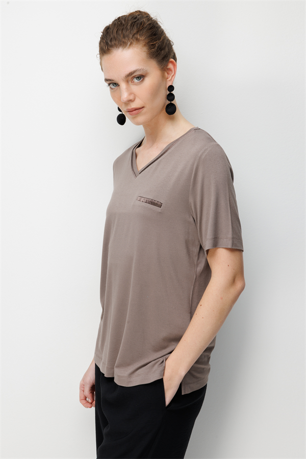 Kadın V Yaka Cebi Saten Şeritli Penye T-shirt Vizon