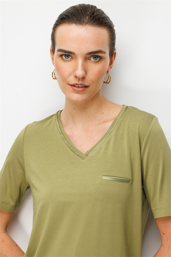 Kadın V Yaka Cebi Saten Şeritli Penye T-shirt Yeşil
